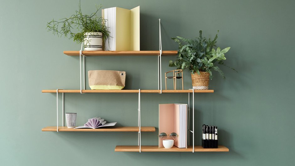 Полочки над диваном