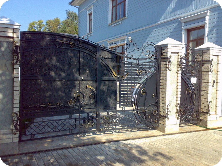 Ворота для двора в частном доме кованые