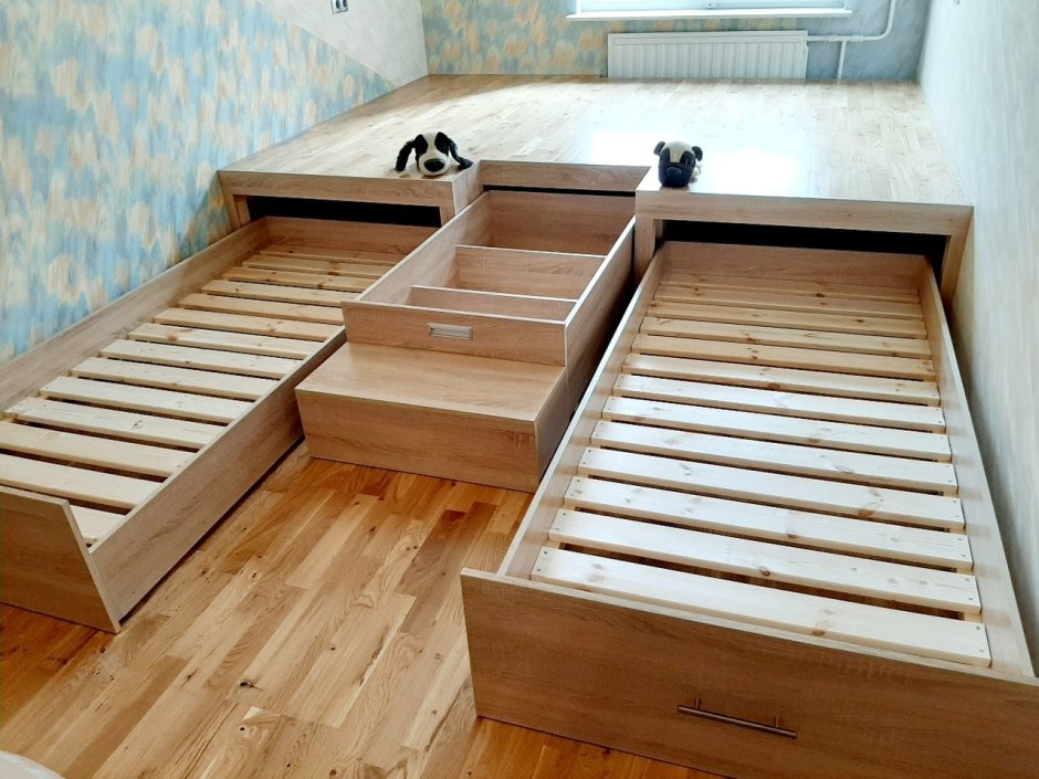 Кровати на подиуме для малогабаритных