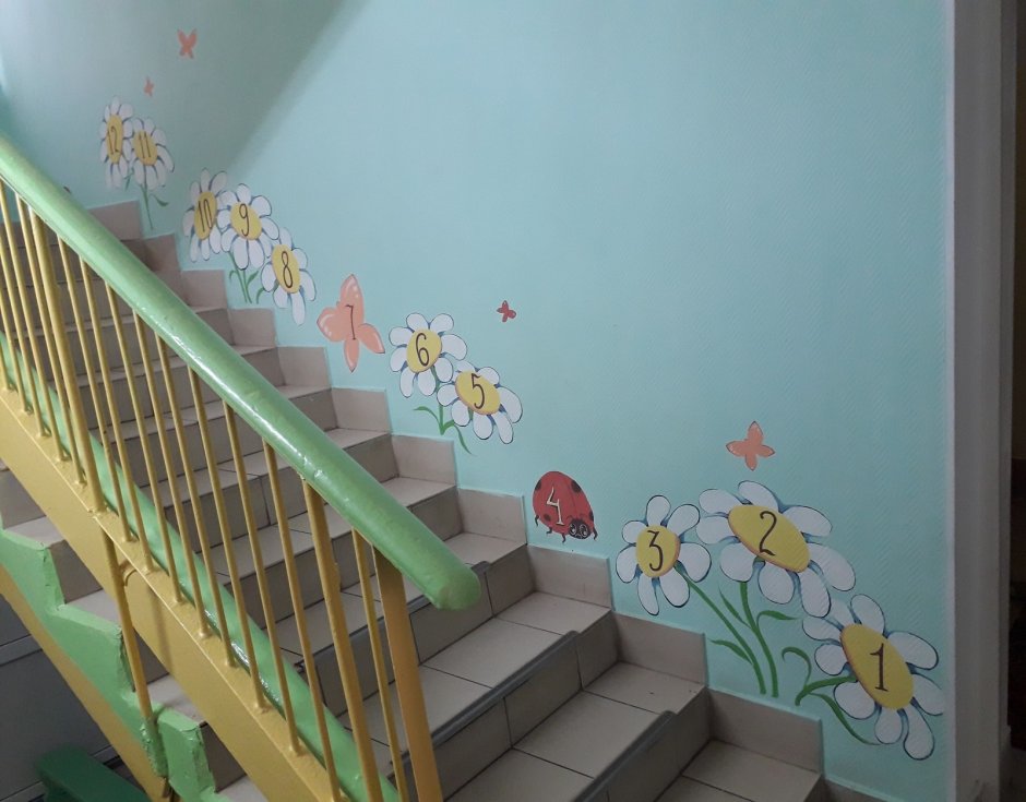 Стены холла в детском саду