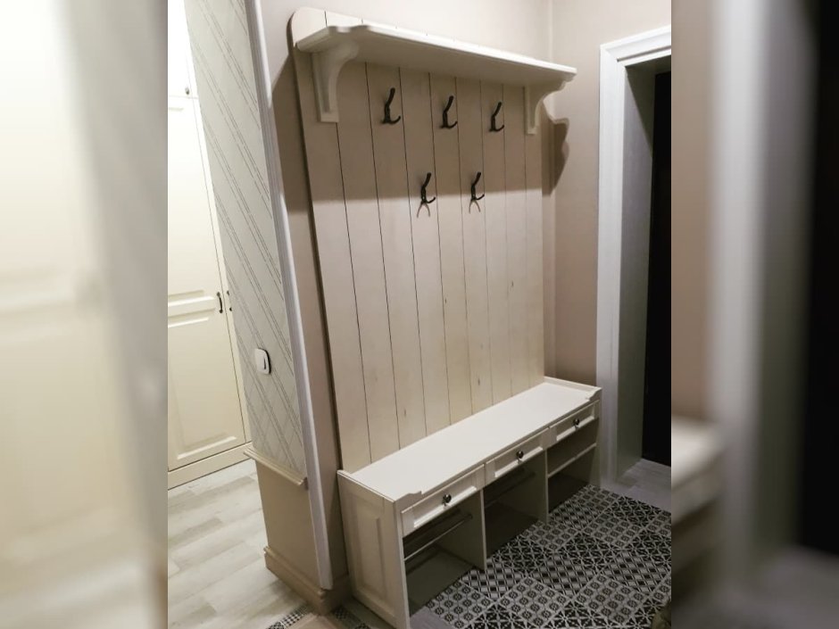 Декор стен в прихожей