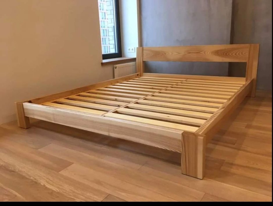 Кровать из деревянных досок