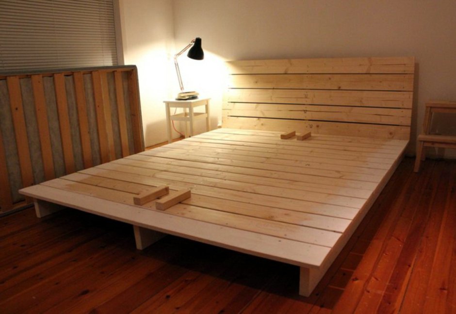 Кровать из деревянных досок