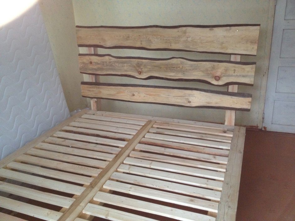 Кровать из необрезной доски