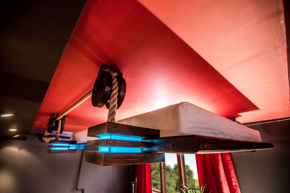Подвесная кровать под потолком на цепях