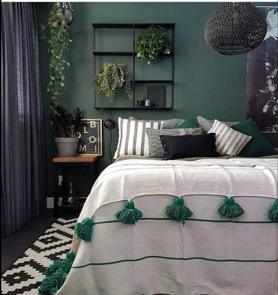 Зеленые обои в спальне