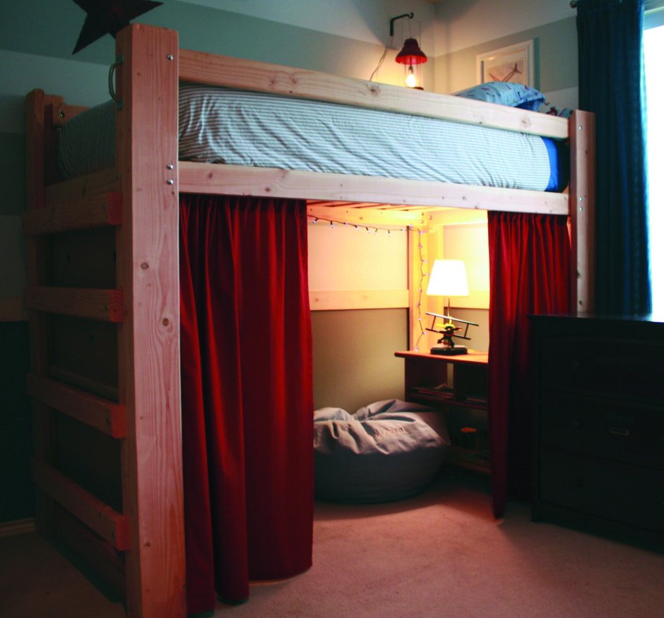 Двухэтажная кровать с двуспальной кроватью наверху
