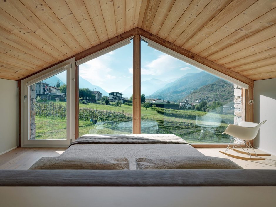 Деревянный дом с панорамными окнами