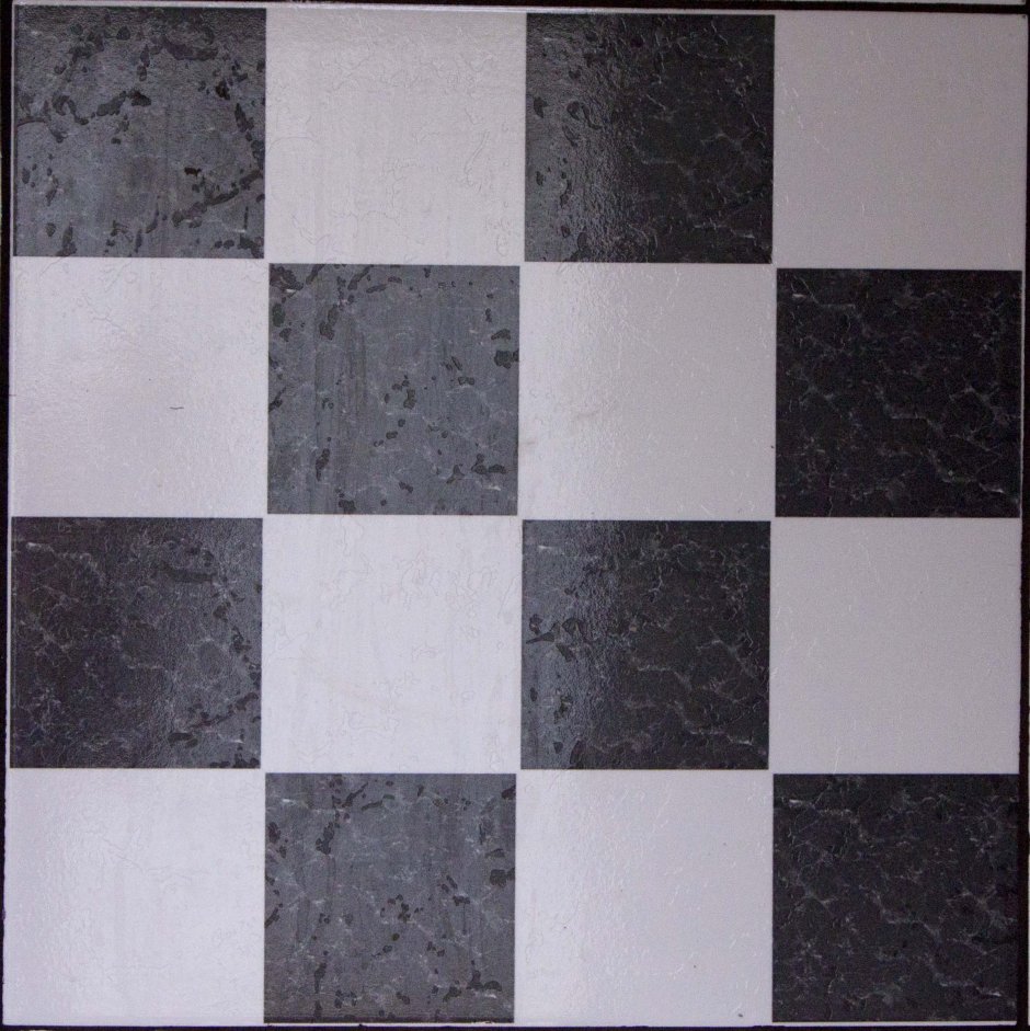Плитка белая с черными квадратиками
