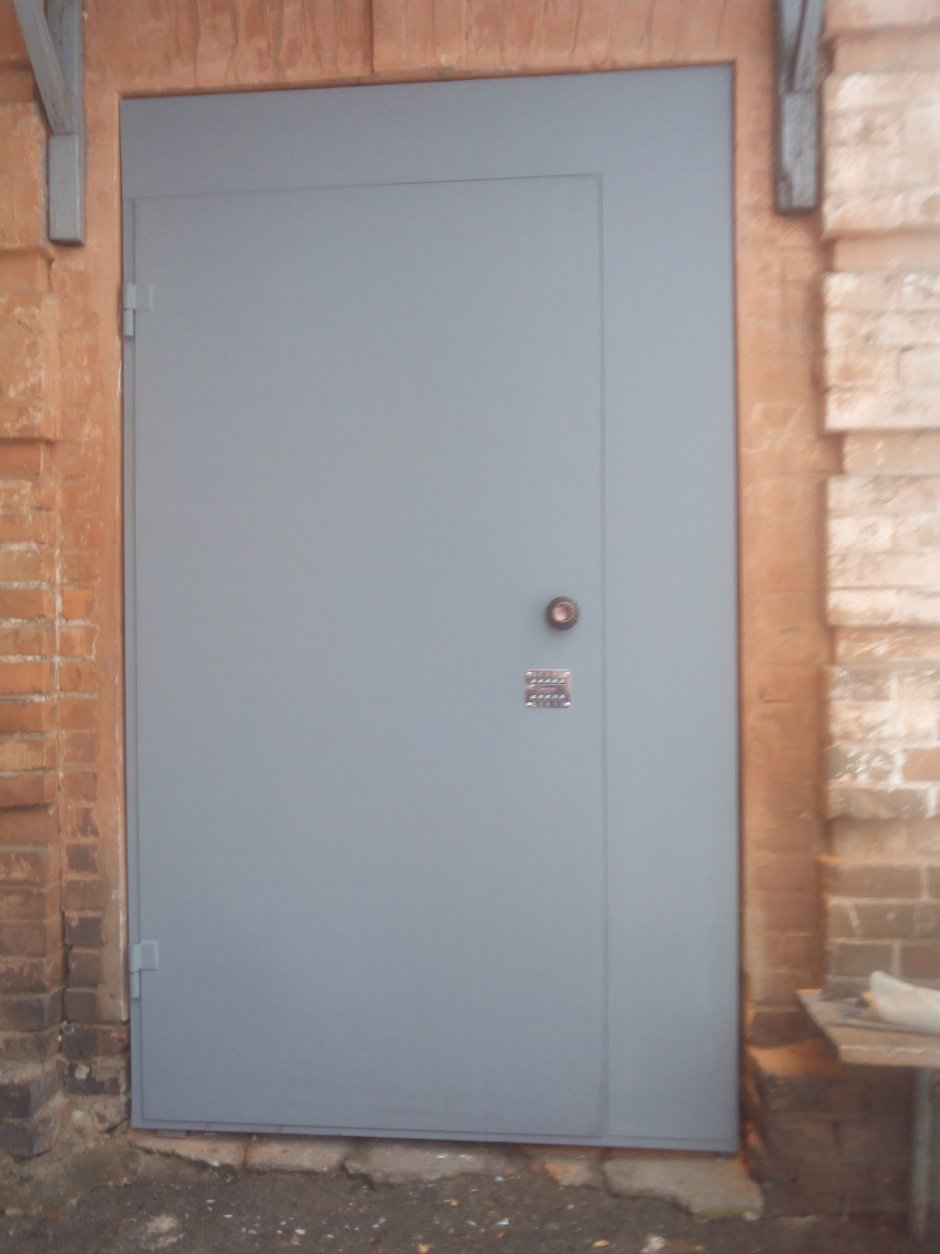 Железная дверь входная в подъезд металлическая