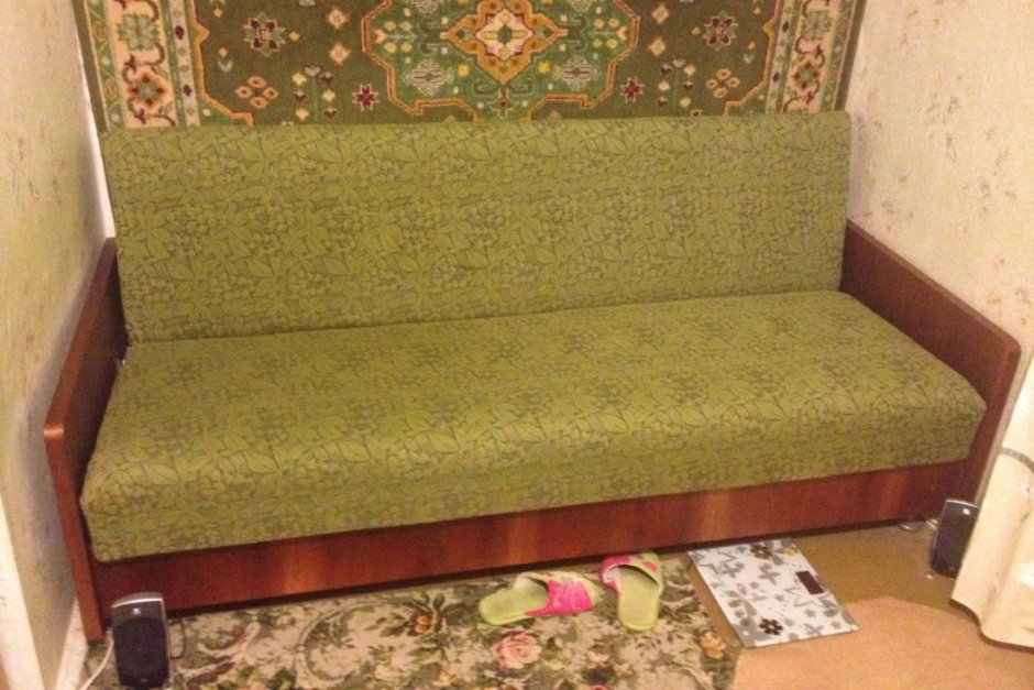 Советские диваны с деревянными подлокотниками