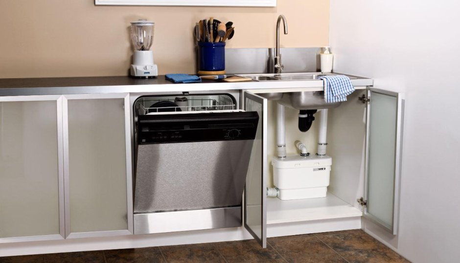 Раковина над посудомоечной машиной на кухне