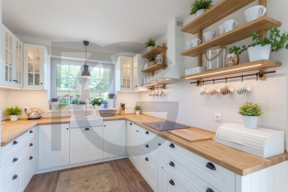 Белая кухня с деревянными полами