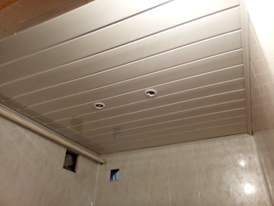 Потолок из вагонки в ванной комнате