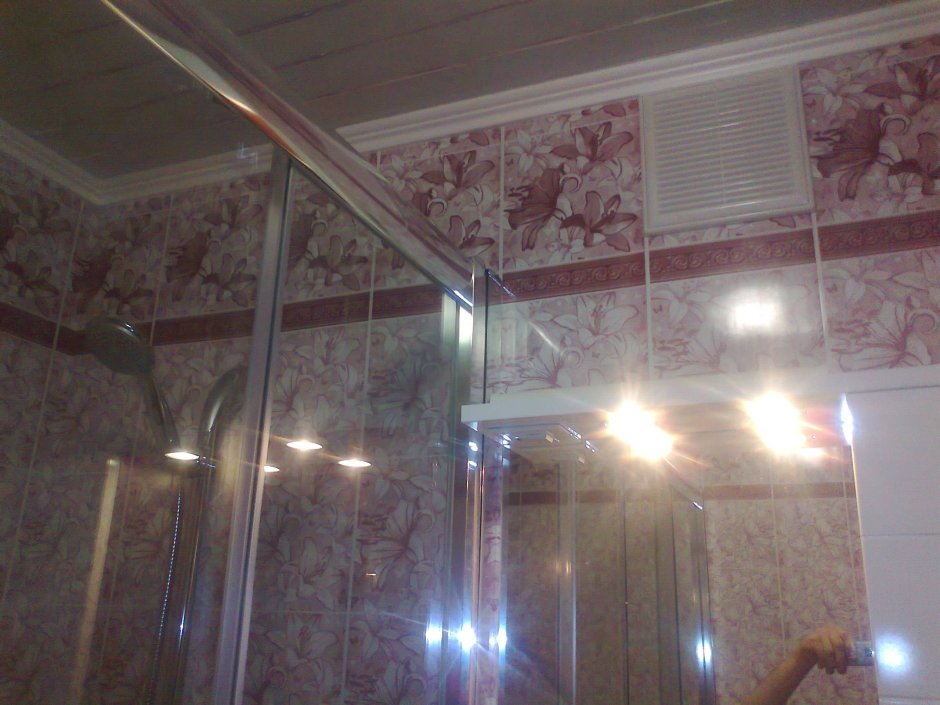 Потолок из стеновых панелей в ванной