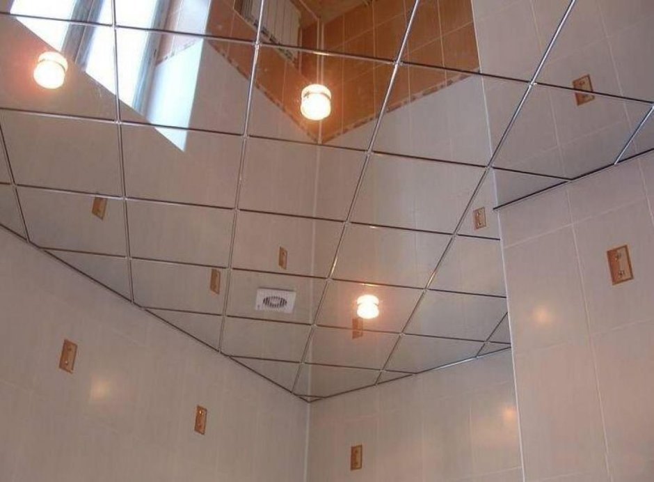 Металлический подвесной потолок в ванной комнате
