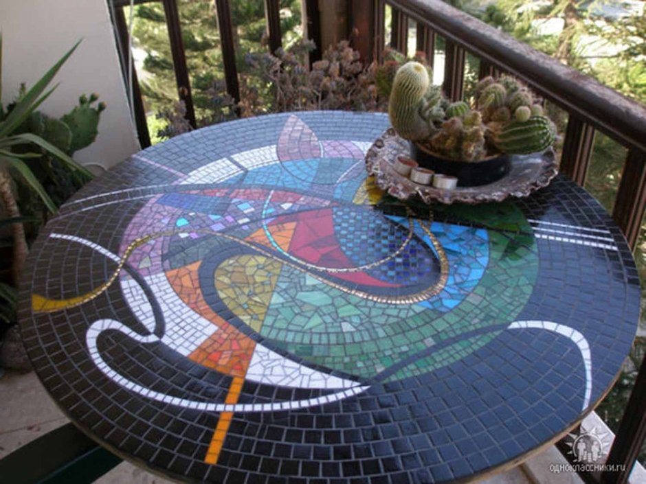 Декор плиточной мозаикой в саду