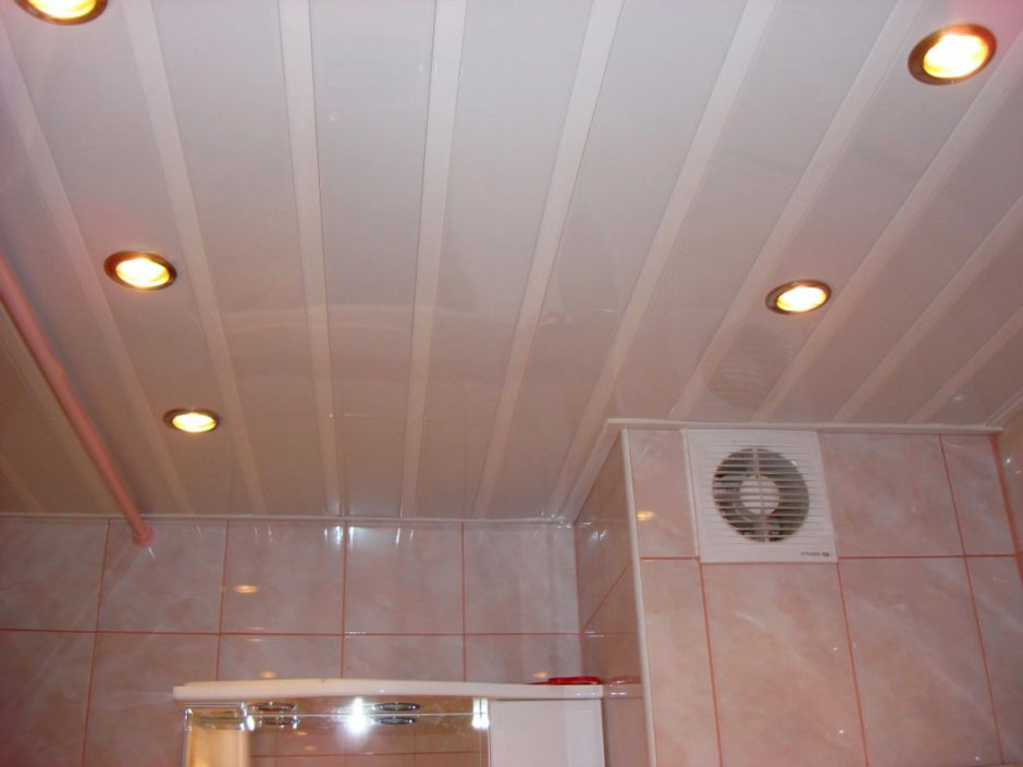 Потолок в ванную комнату