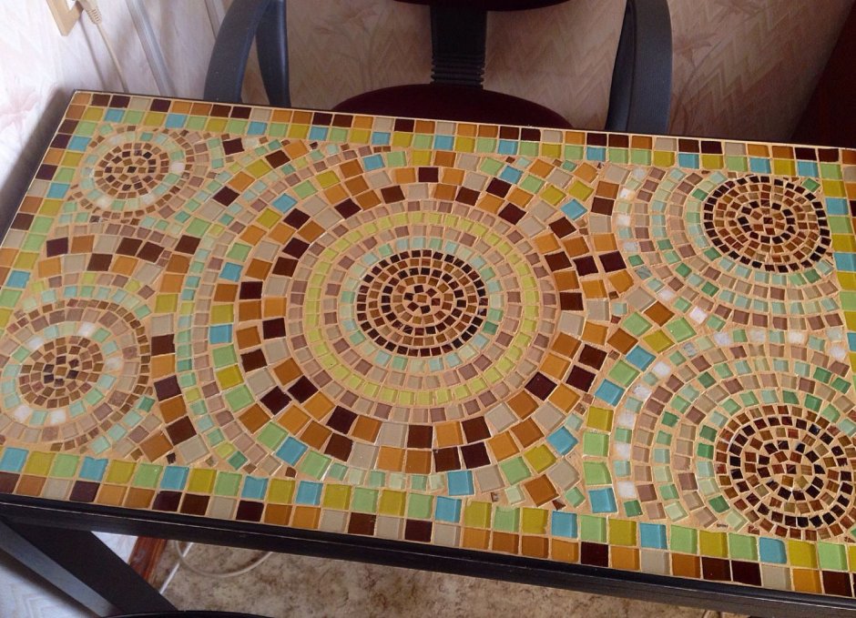 Стол декорированный мозаикой