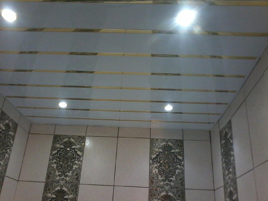 Реечный потолок алюминиевый в туалете