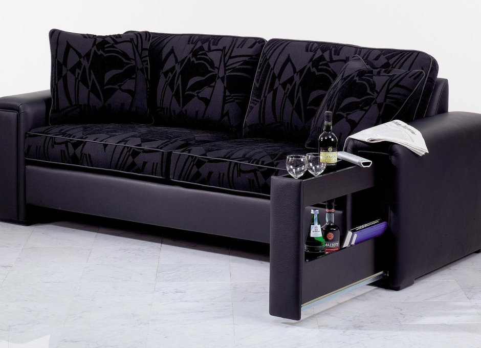 Угловой диван с журнальным столиком в углу