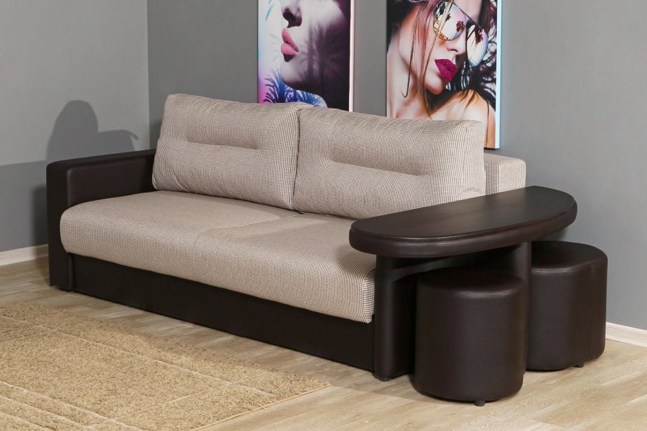 Угловой диван со столиком в углу