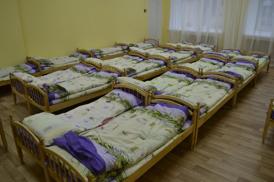 Много кроватей в детском саду