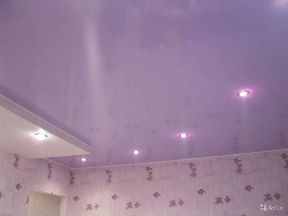 Светло фиолетовый потолок