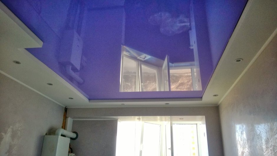 Фиолетовый глянцевый потолок