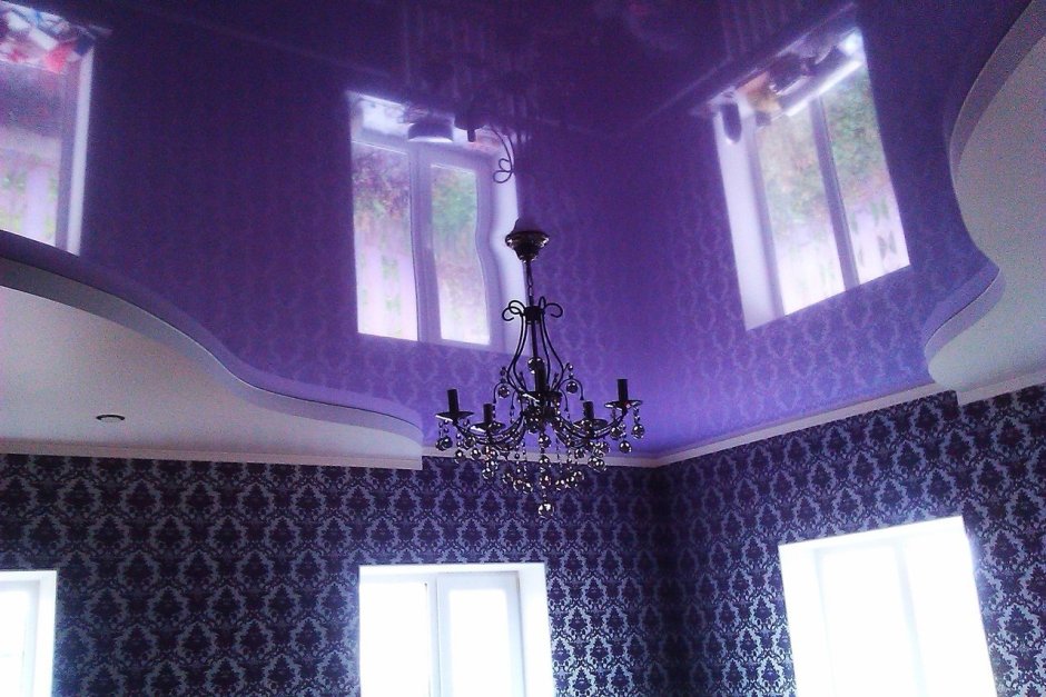 Темный фиолетовый потолок