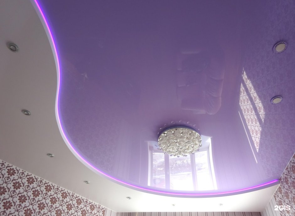 Двухуровневые квадратные фиолетовые потолки