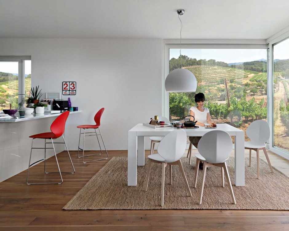 Стулья Calligaris висят на стенах