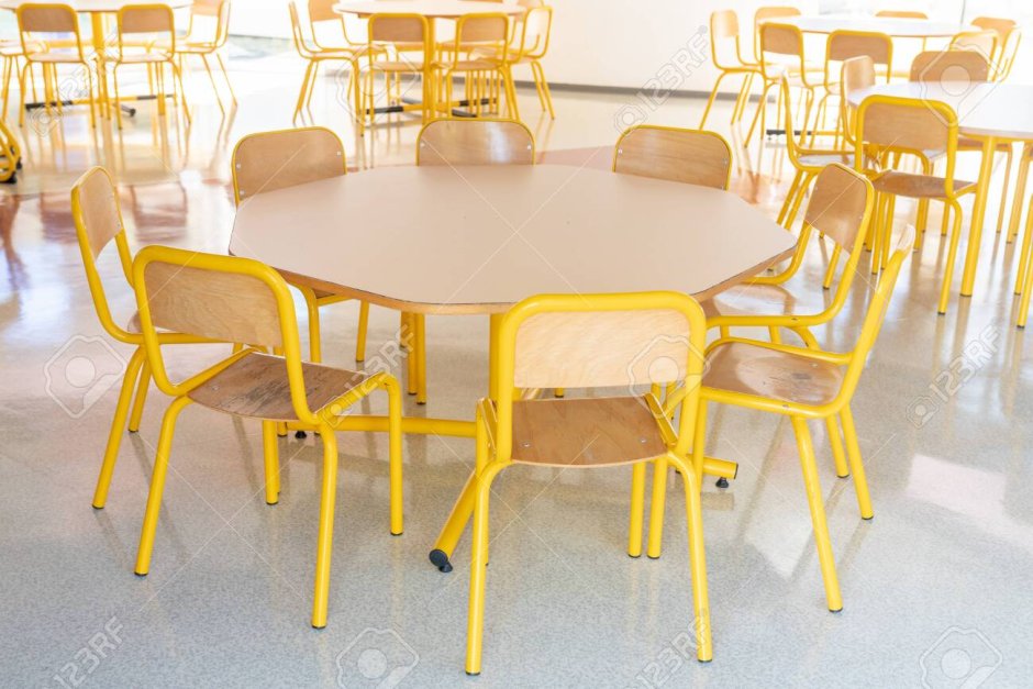 Стол и стулья для столовой желтый