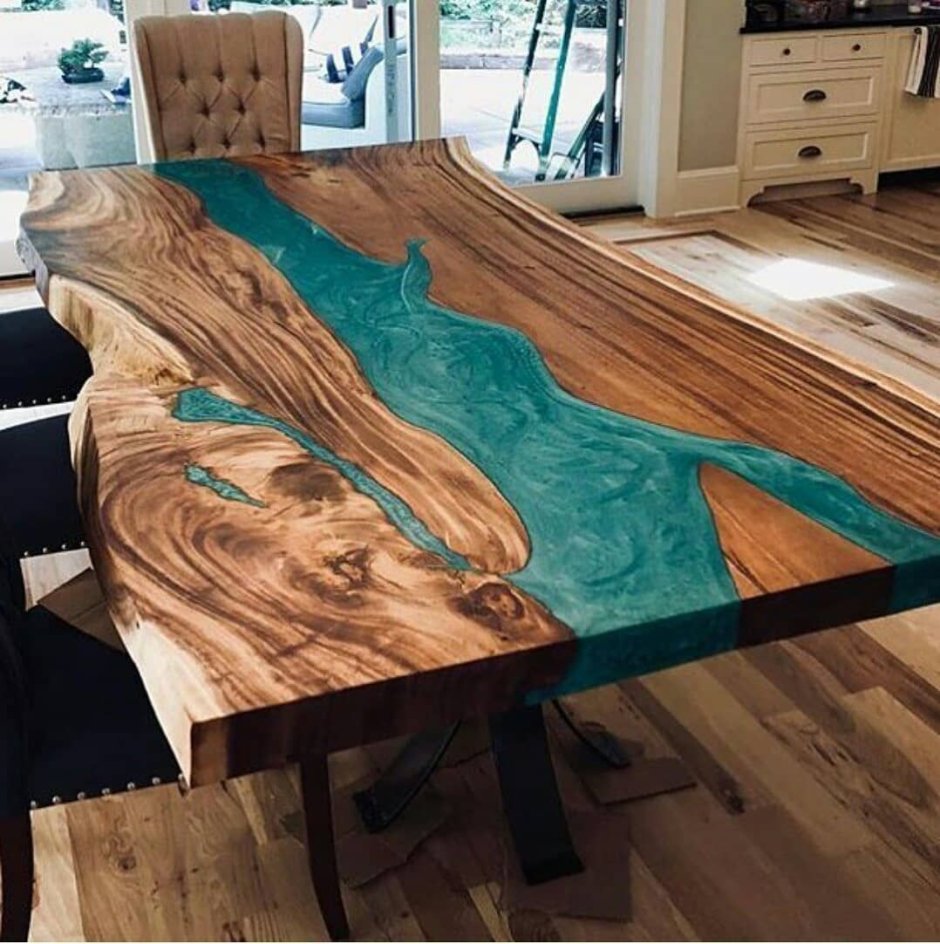 Деревянный стол с эпоксидкой