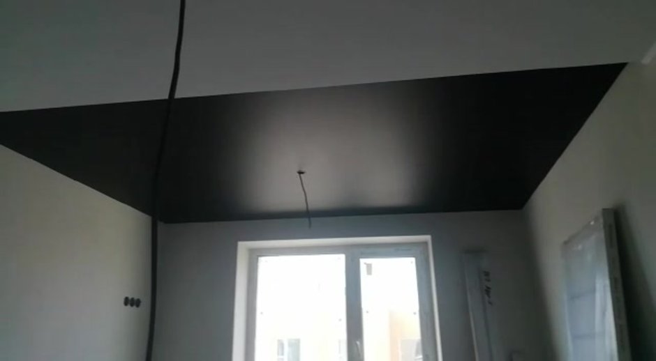 Натяжной потолок серого цвета