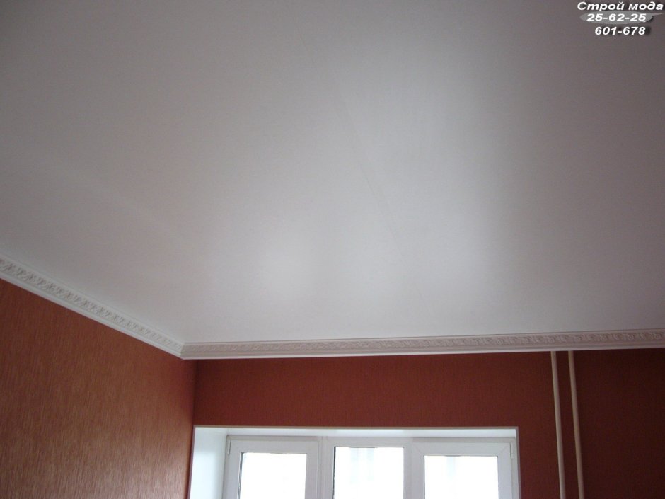 Белый глянцевый потолок