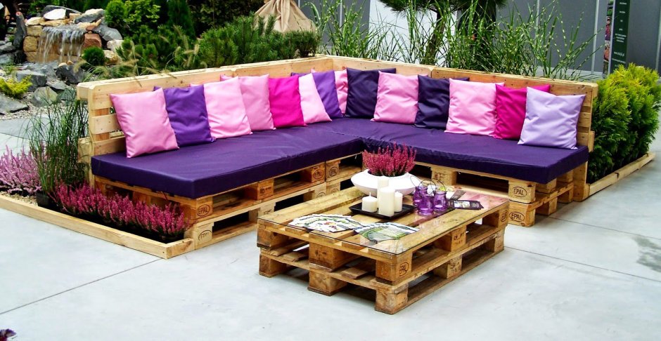 Угловой диван для сада из поддонов