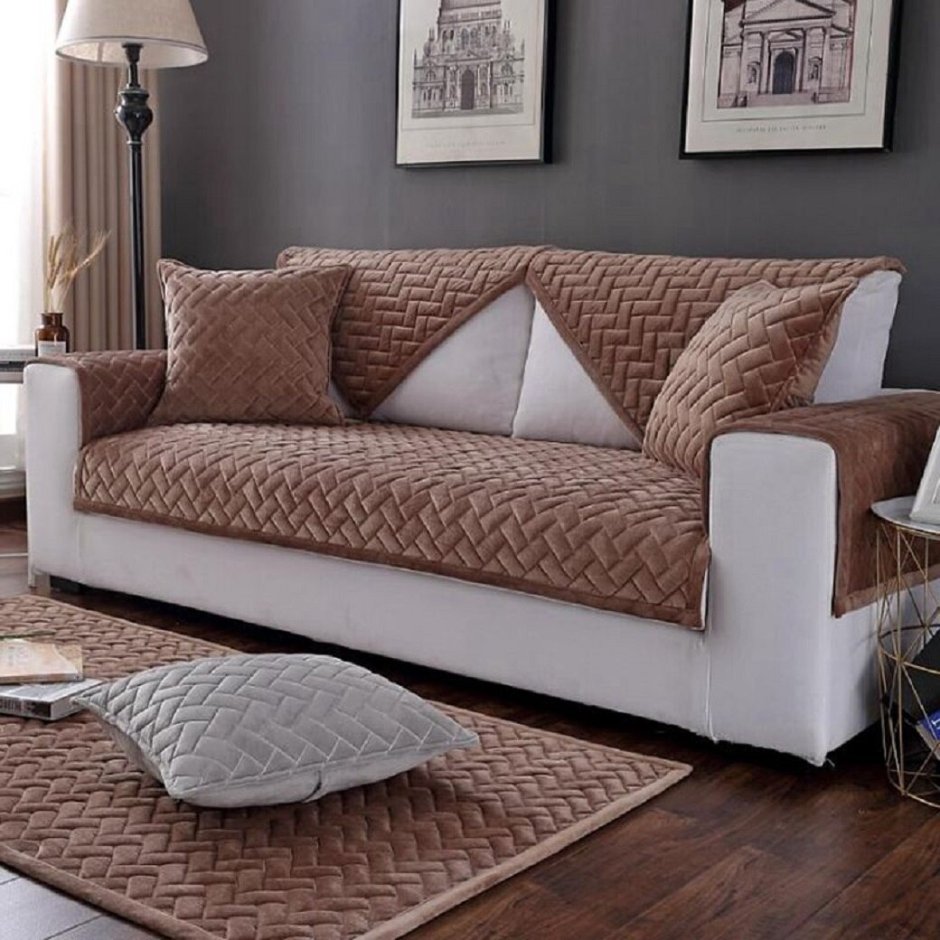 Бежевый диван с подушками