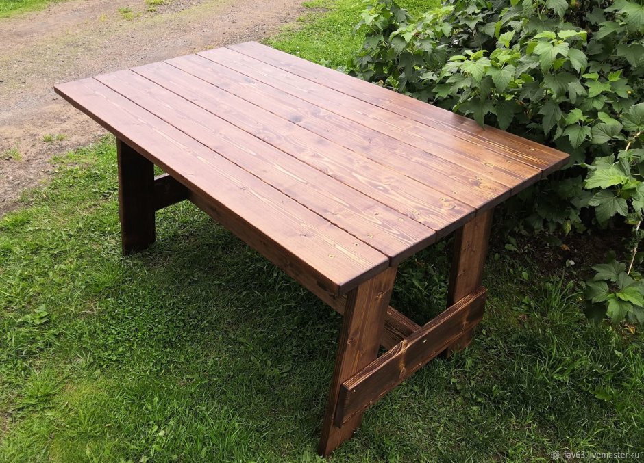 Дачный стол из дерева