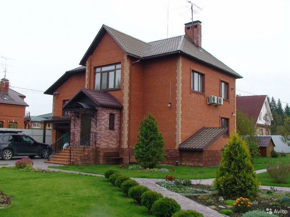 Двухэтажный дом в английском стиле