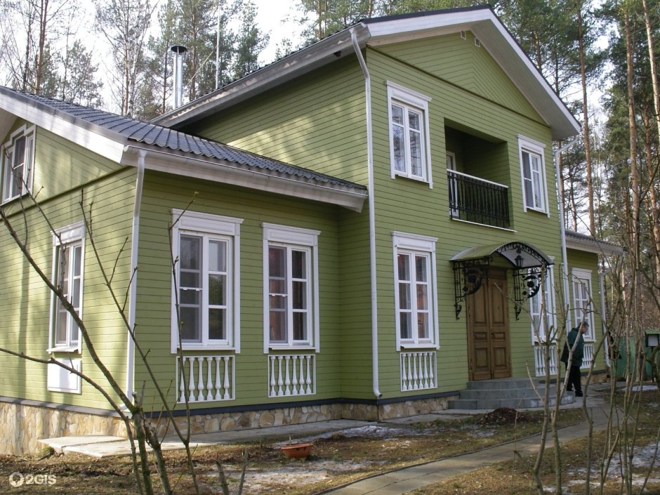 Деревянный дом зеленого цвета