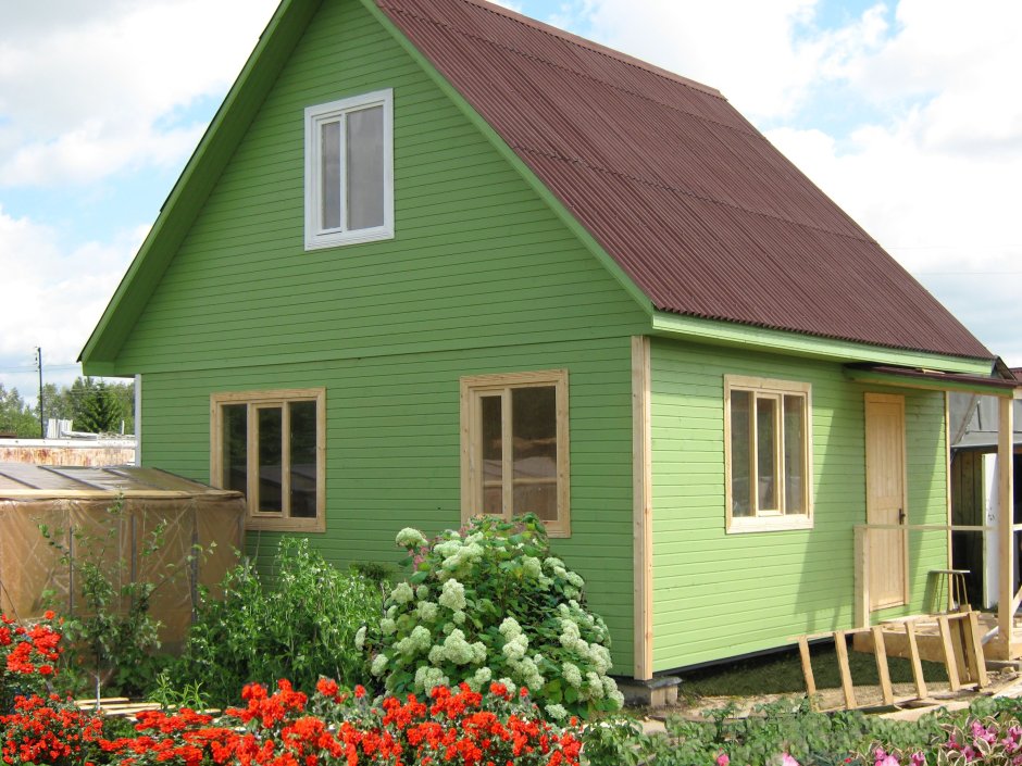 Салатовый деревянный дом