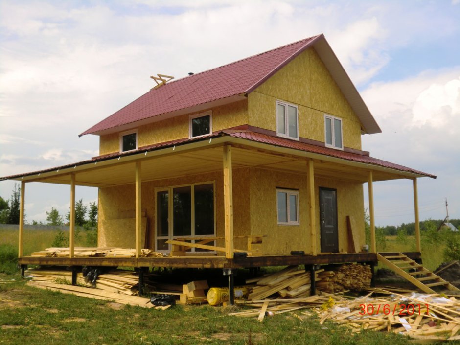 Каркасный дачный дом на сваях