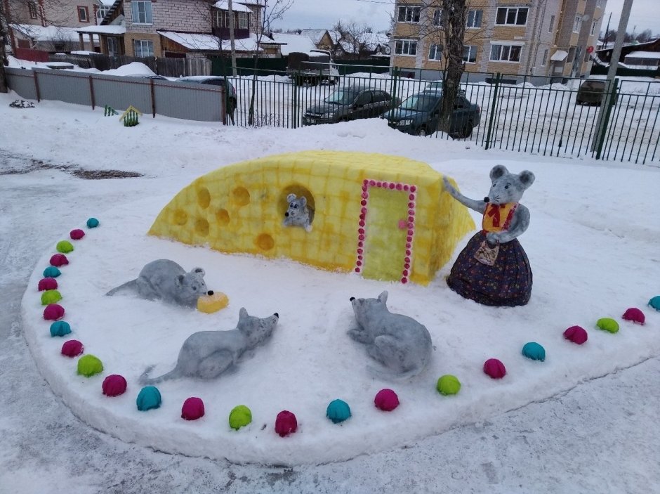 Зимние скульптуры из снега в детском саду