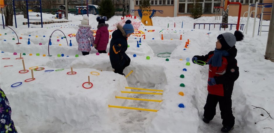 Снежные постройки в детском саду на участке