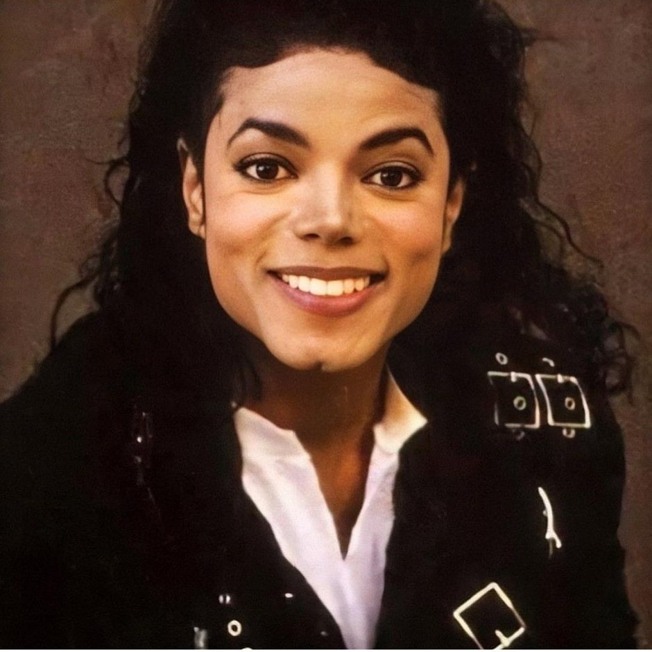 Майкл Джексон улыбается
