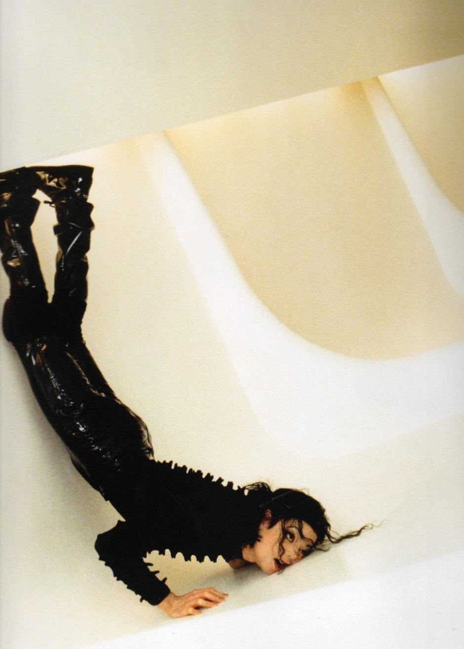 Майкл Джексон 2007 сидит на полу