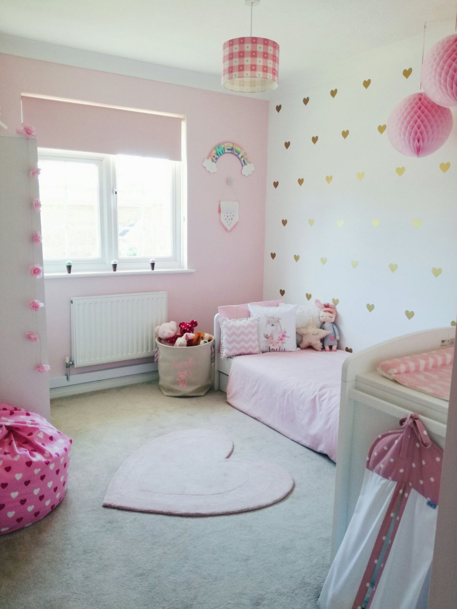 Детская спальня в розовых тонах