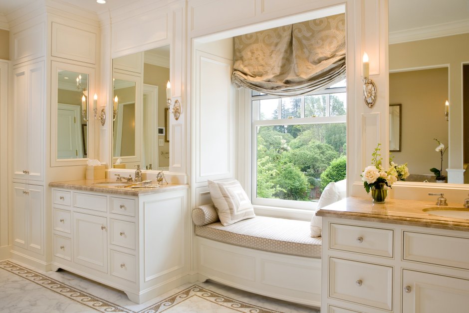Ванная с окном в классическом стиле