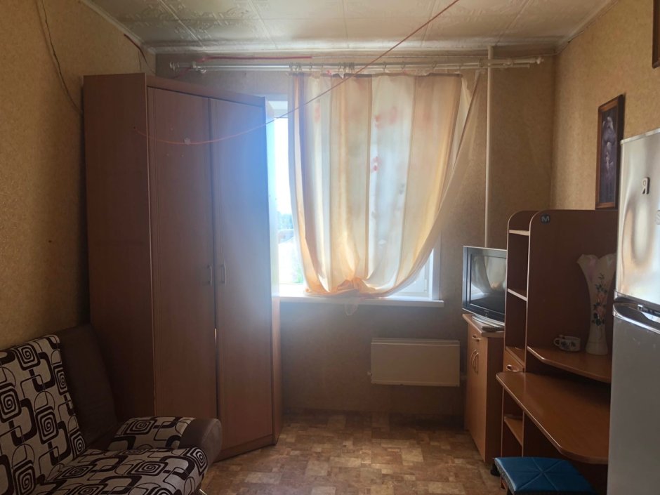 Комната общежития с холодильником